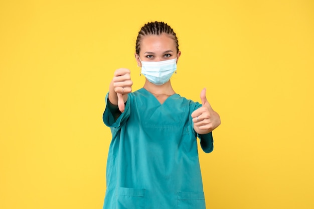 Médica de frente com máscara e camisa médica, vírus pandêmico de saúde médica covid-19 de enfermeira de hospital
