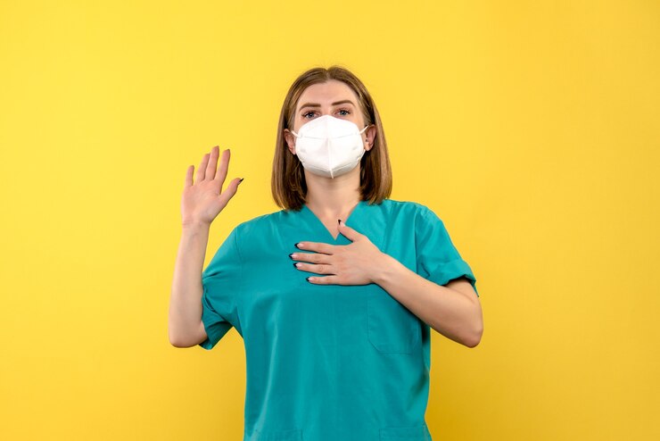 Foto grátis médica de frente no espaço amarelo