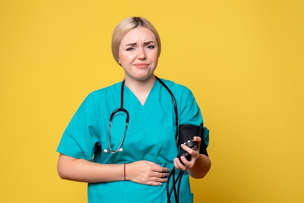 Médica de frente verificando sua pressão, enfermeira de hospital, médica de saúde, médico covid-19, ambulância contra o vírus