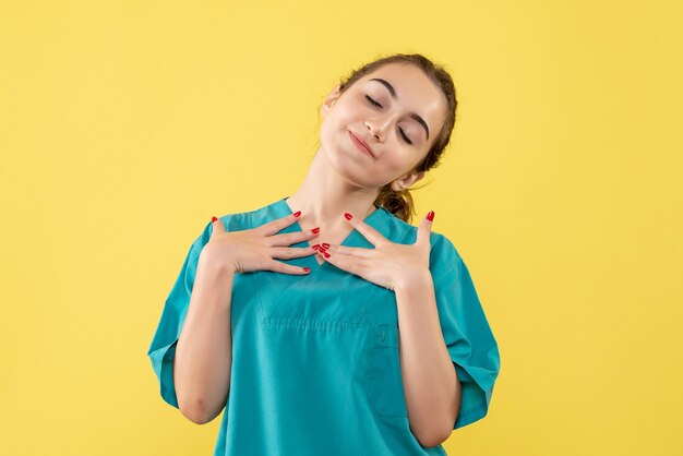 Foto grátis médica de vista frontal com camisa médica, uniforme emoções saúde enfermeira hospital vírus