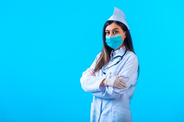 Médica em máscara posa como um profissional.
