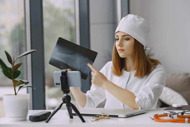 Médica, gravação de vídeo vlog sobre medicin