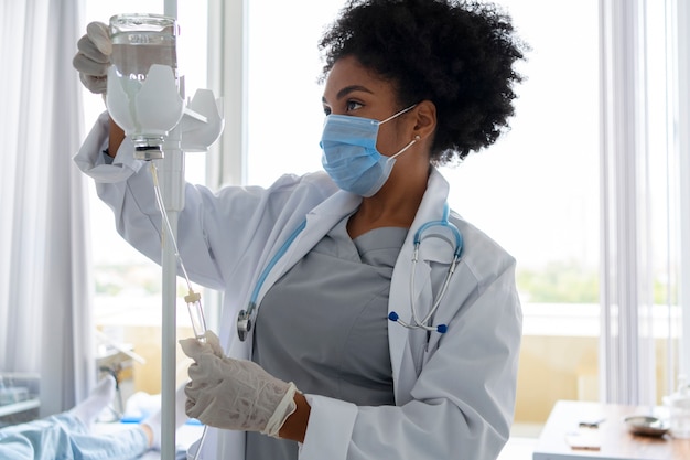 Foto grátis médica negra de tiro médio usando máscara