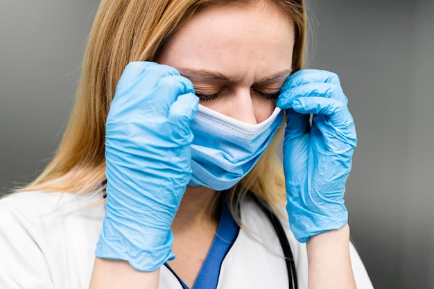 Foto grátis médica no hospital com máscara