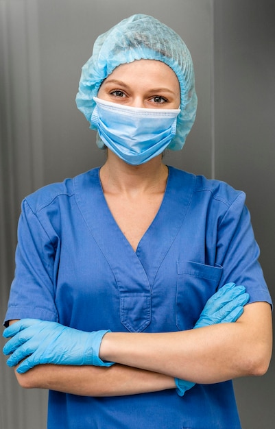 Foto grátis médica no hospital com máscara