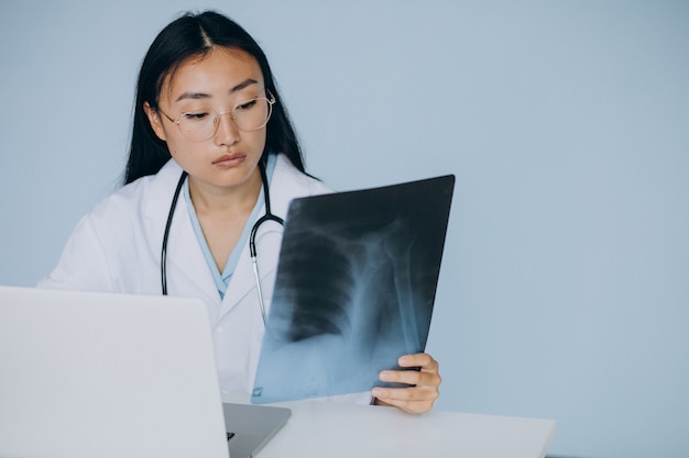 Médica observando fratura em programa de computador