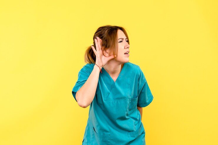 Foto grátis médica ouvindo de frente no espaço amarelo
