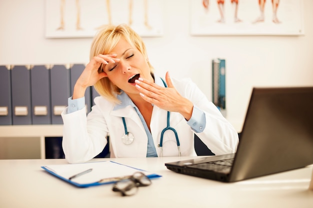 Médica teve um dia muito cansativo no trabalho