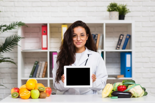 Foto grátis médica tiro jovem médico com maquete do tablet