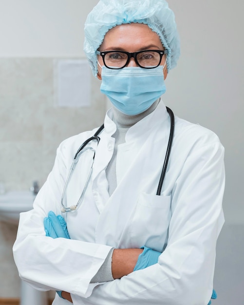 Médica usando equipamento de segurança