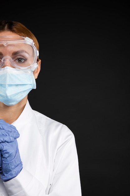 Foto grátis médica usando equipamento médico de proteção