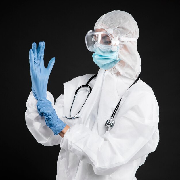 Médica usando equipamento médico para uma pandemia