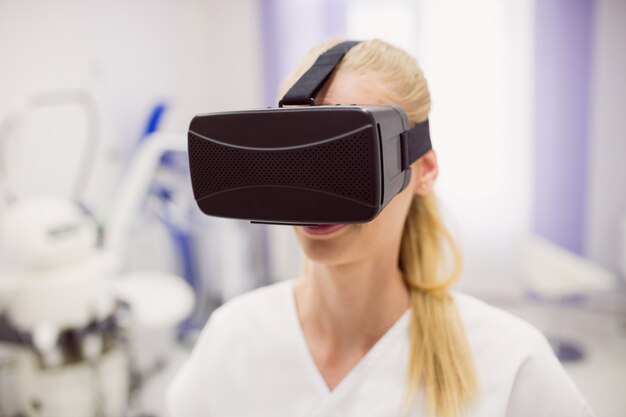 Médica usando fone de ouvido de realidade virtual