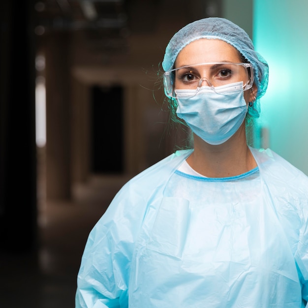 Foto grátis médica usando roupas de proteção