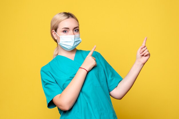 Médica vista frontal com camisa médica e máscara estéril, enfermeira hospitalar médica covid médica