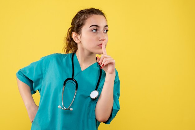 Médica vista frontal com camisa médica, uniforme de saúde covid-19 do vírus da emoção da cor