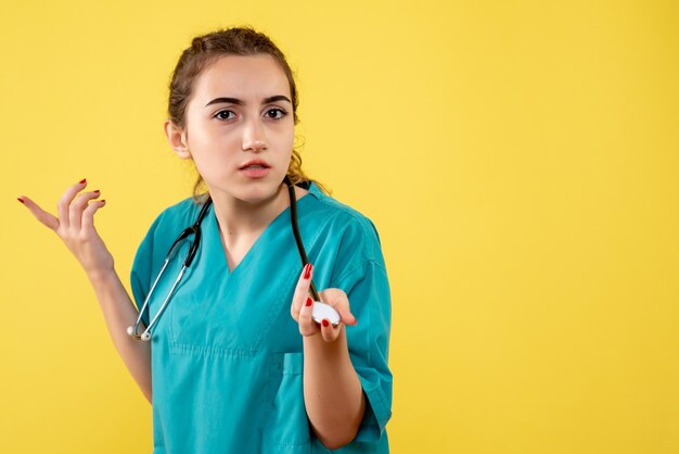 Médica vista frontal com camisa médica, vírus, cor uniforme, emoção covid-19 saúde