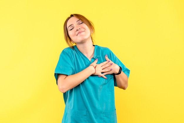 Foto grátis médica vista frontal sorrindo no espaço amarelo