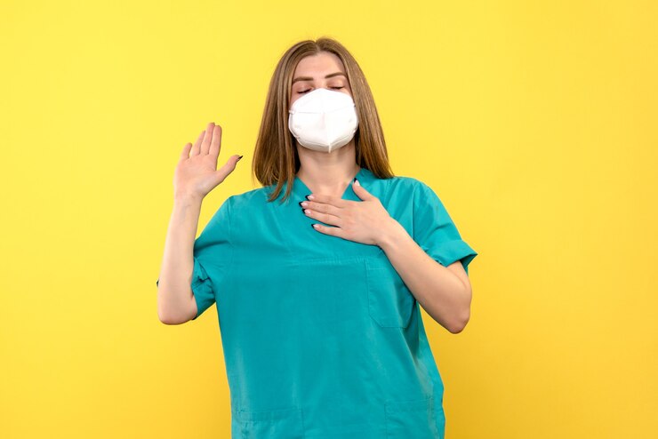 Foto grátis médica vista frontal usando máscara no espaço amarelo