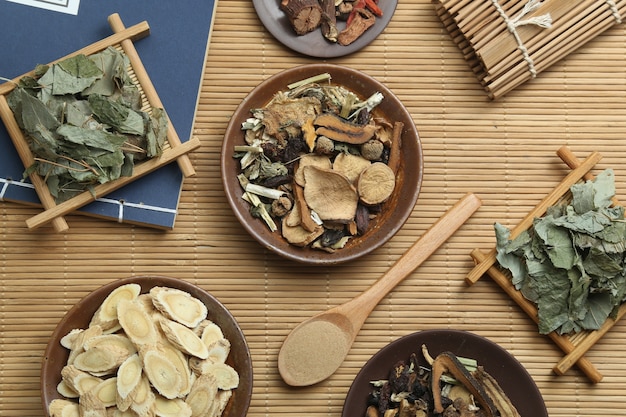 Medicina tradicional chinesa e livro médico antigo sobre bambu