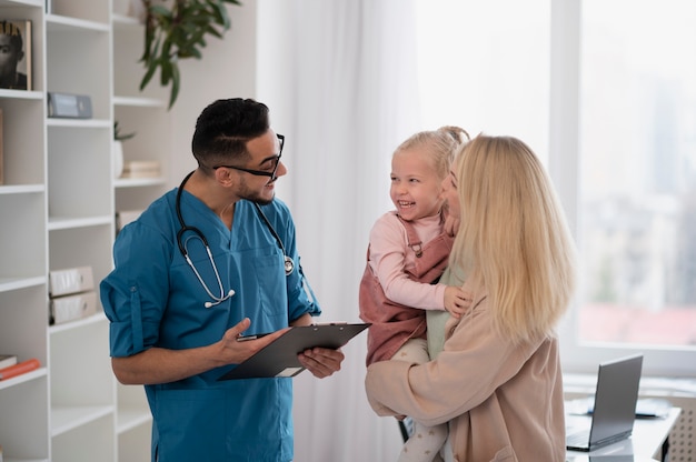 Médico a fazer o seu trabalho no consultório de pediatria