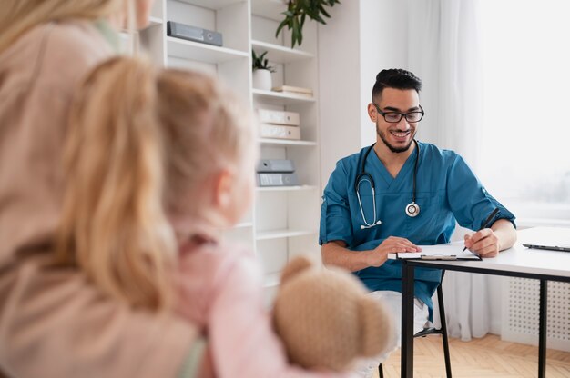 Médico a fazer o seu trabalho no consultório de pediatria