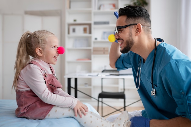 Médico a fazer o seu trabalho no consultório de pediatria