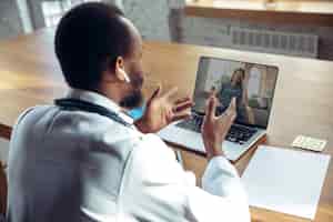 Foto grátis médico, aconselhando o paciente on-line com laptop