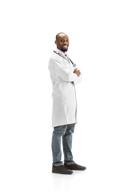 Médico afro-americano isolado no branco, ocupação profissional