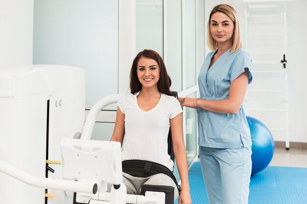 Médico, ajudando a mulher com dispositivo médico
