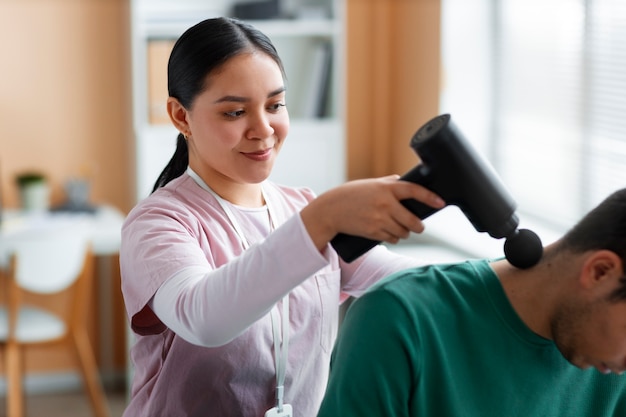 Foto grátis médico ajudando paciente durante a reabilitação