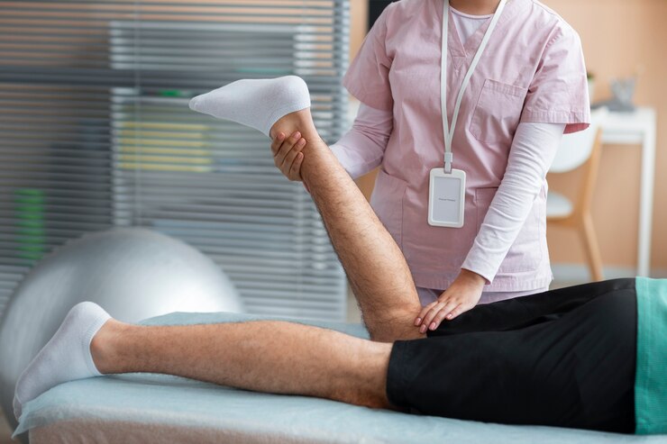 Foto grátis médico ajudando paciente durante a reabilitação