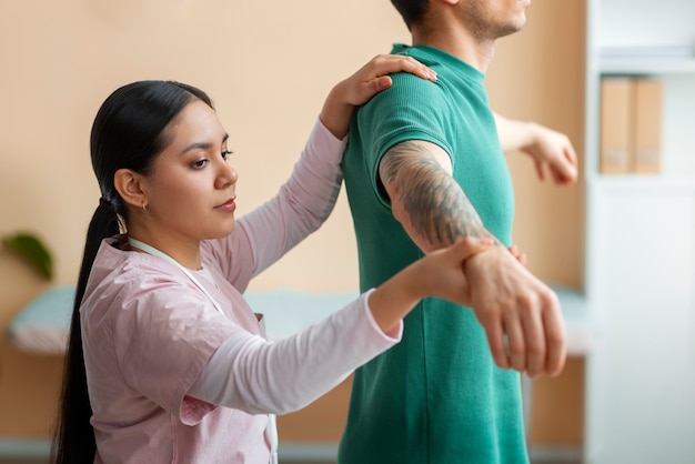 Foto grátis médico ajudando paciente durante a reabilitação