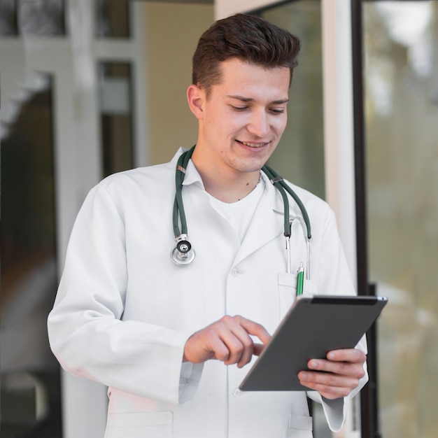 Médico alegre com tablet