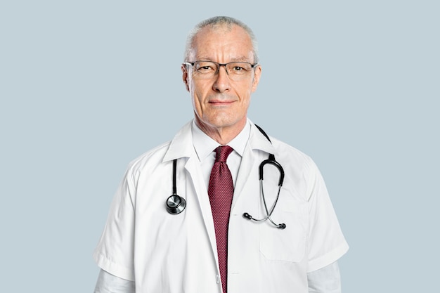 Médico alegre em um retrato de vestido branco