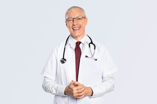 Médico alegre em um retrato de vestido branco