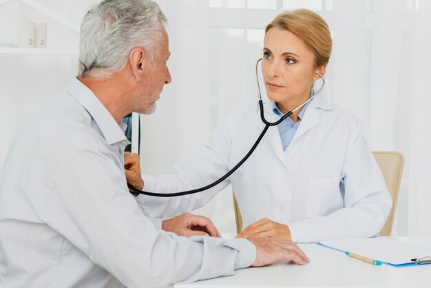 Médico auscultar paciente no peito