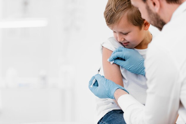 Médico close-up vacinando criança