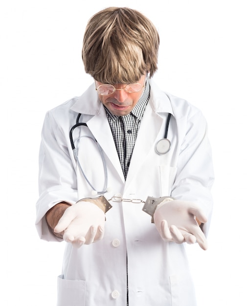 Médico com algemas