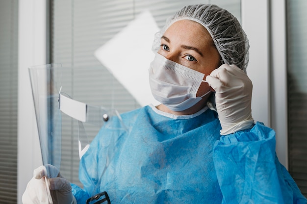 Foto grátis médico com equipamento de prevenção de vírus