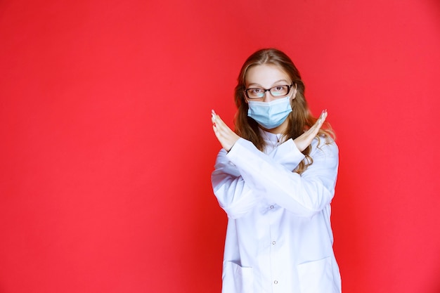 Médico com máscara se recusando a levar o paciente.