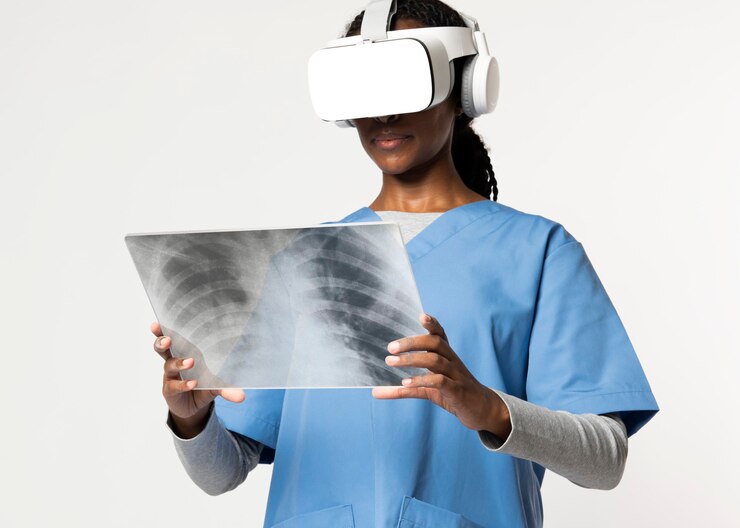 Foto grátis médico com óculos de realidade virtual com uniforme médico lendo filme de raio-x