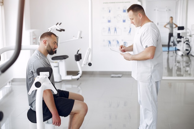 Médico com paciente em clínica de fisioterapia