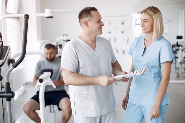 Médico com paciente em clínica de fisioterapia