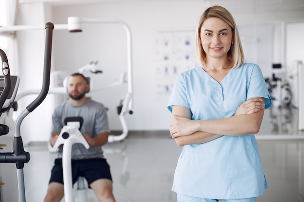 Médico com paciente em clínica de fisioterapia