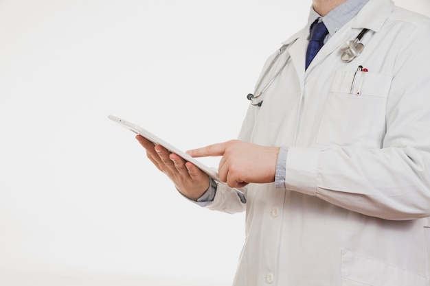 Foto grátis médico com tablet na mão