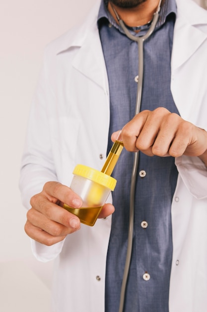 Médico com teste de urina