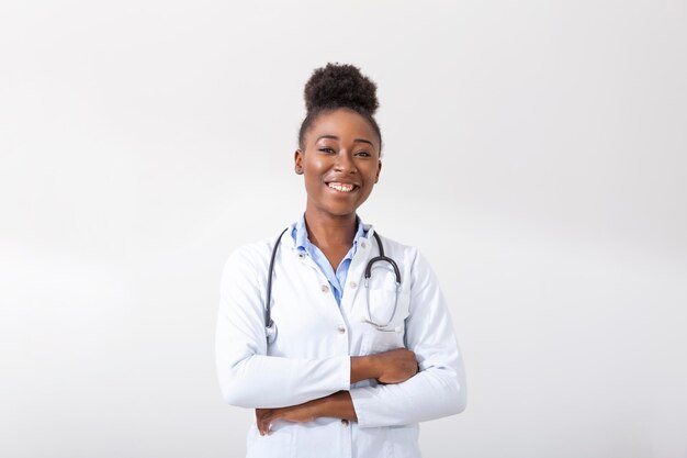 Médico com uma mão de estetoscópio no bolso Close de uma mulher sorrindo em pé em linha reta no fundo branco