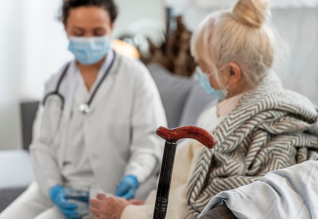 Foto grátis médico cuidando de mulher idosa