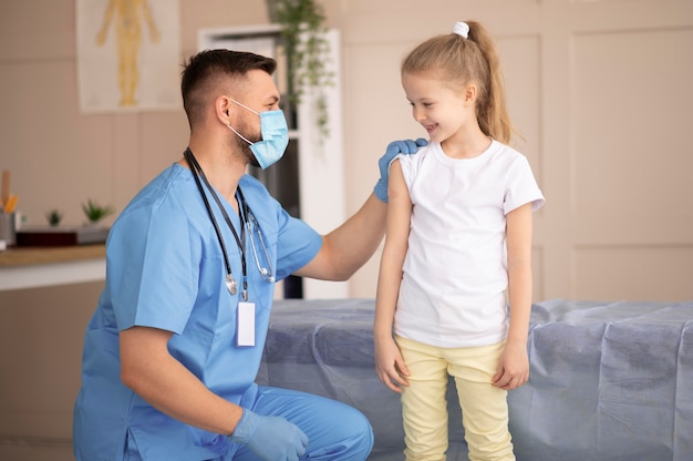 Médico cuidando do paciente após a vacinação